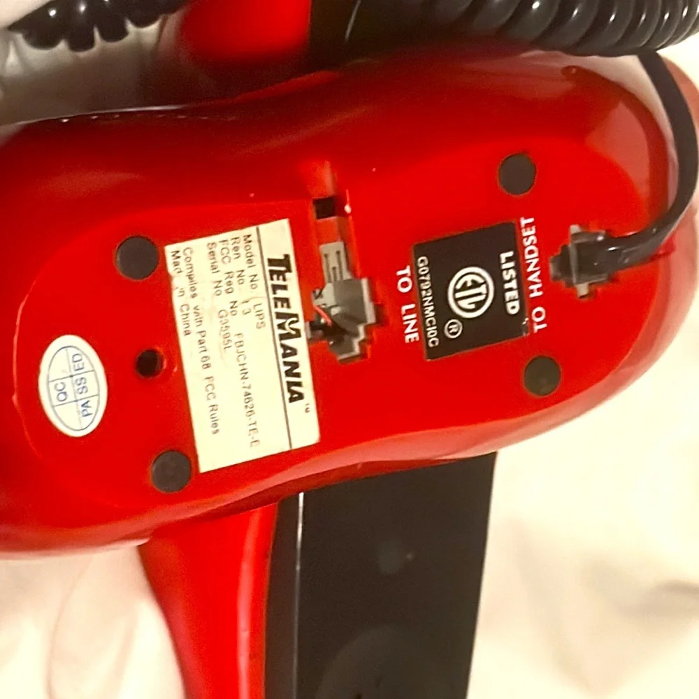 Lips telephone - Picture 3 of 5